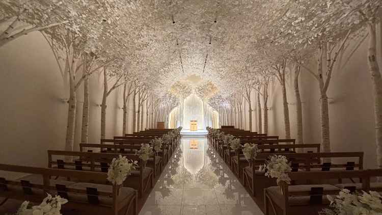 白樺のチャペルが素敵でした。ライトで雰囲気を変えることもできるとのことです。