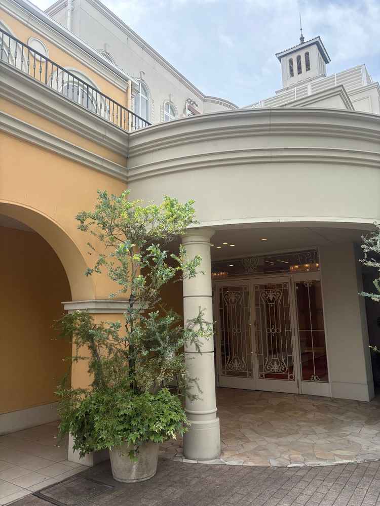 アットホーム感がある式場入口に感じました。