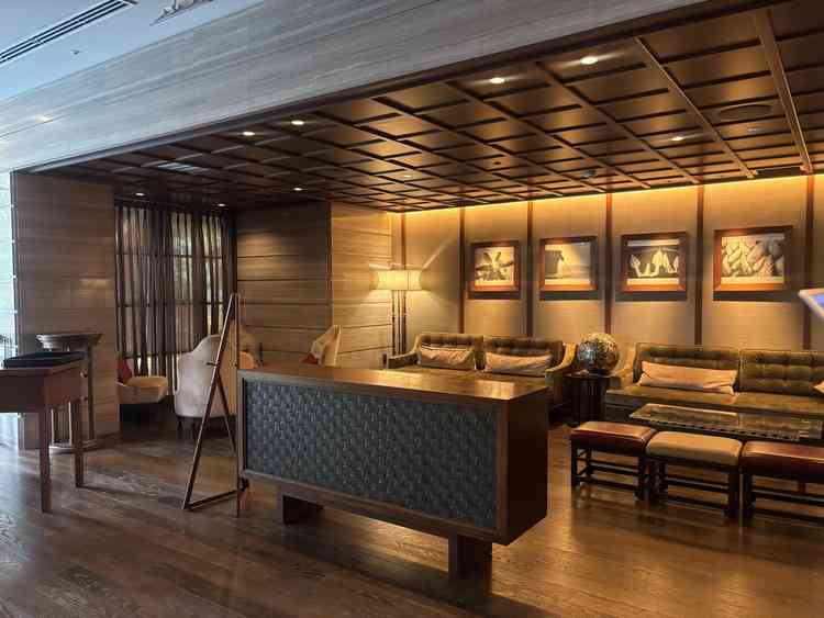 待合室のおしゃれなソファーの写真