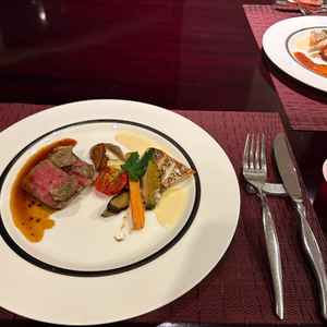 頂いた試食。お肉のメインもお魚メインも試食可能でした。とても美味しかったです。