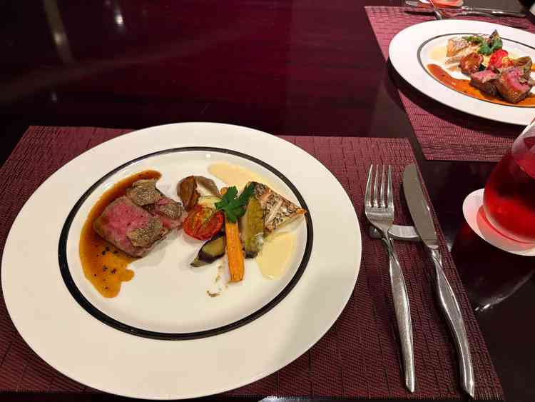 頂いた試食。お肉のメインもお魚メインも試食可能でした。とても美味しかったです。