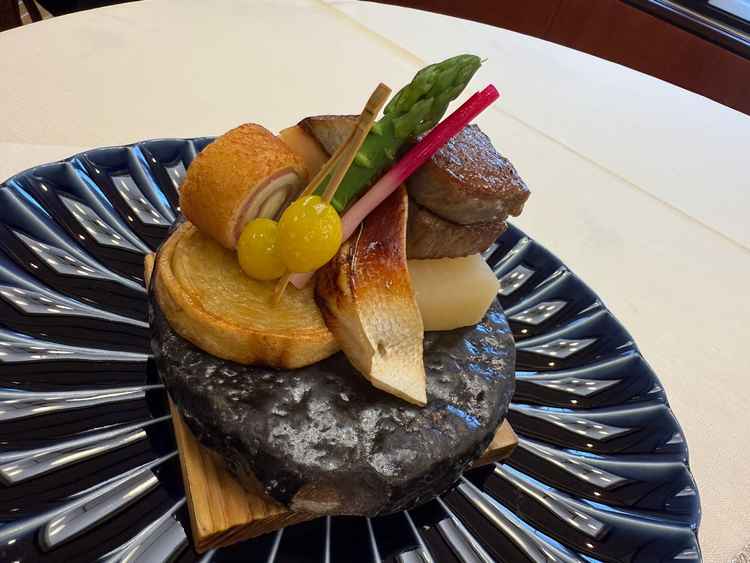 メインにお肉もお魚も出てきてよかったです。品物のアレンジは可能だそうです