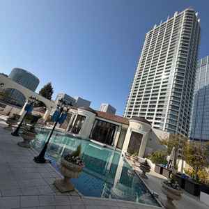 3F披露宴会場プール前。プールにバルーンを投げる演出やシャボン玉を飛ばす機械がありゲスト沢山ある。