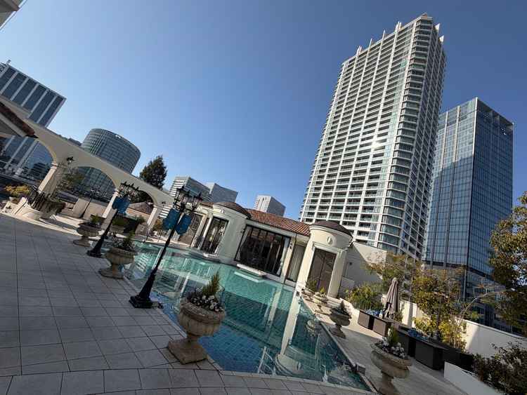 3F披露宴会場プール前。プールにバルーンを投げる演出やシャボン玉を飛ばす機械がありゲスト沢山ある。