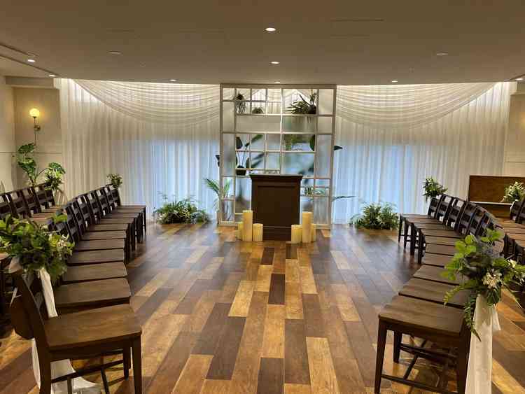 シンプルな挙式会場で、新郎新婦の2人にフォーカスできる