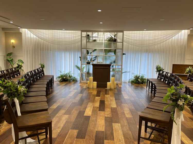 シンプルな挙式会場で、新郎新婦の2人にフォーカスできる