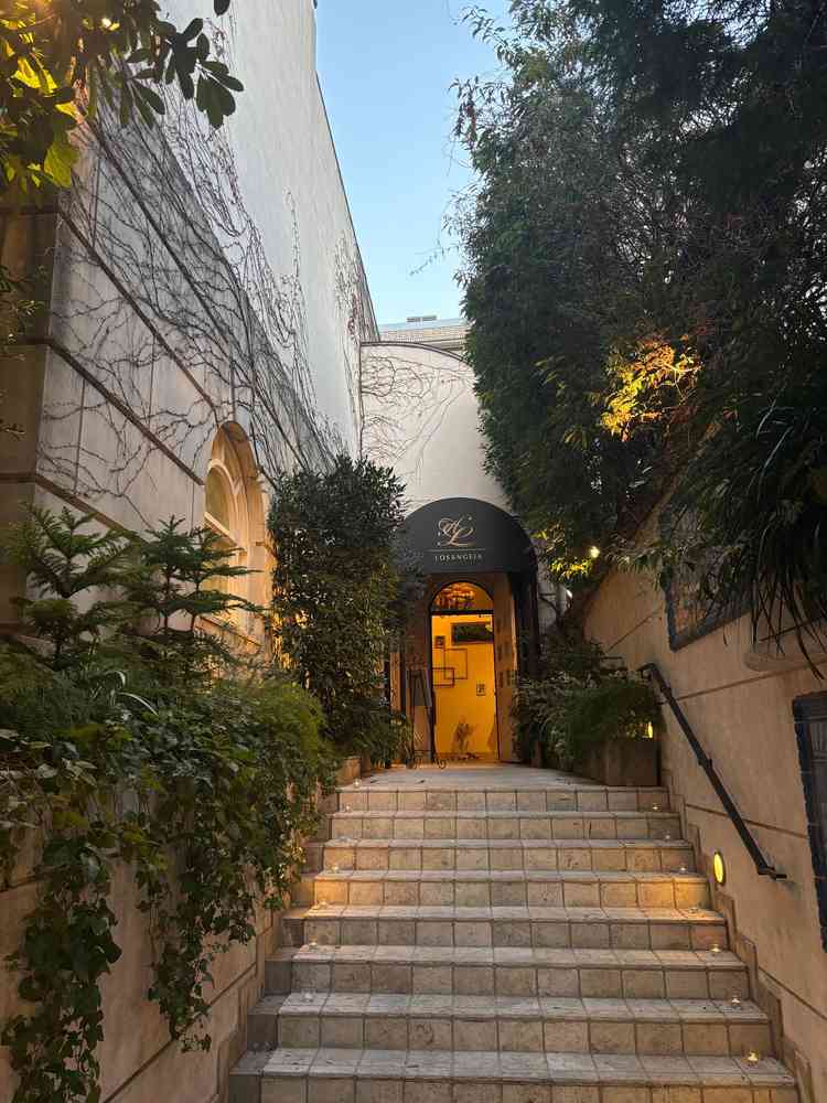 会場入り口。あたたかな光が素敵でした。