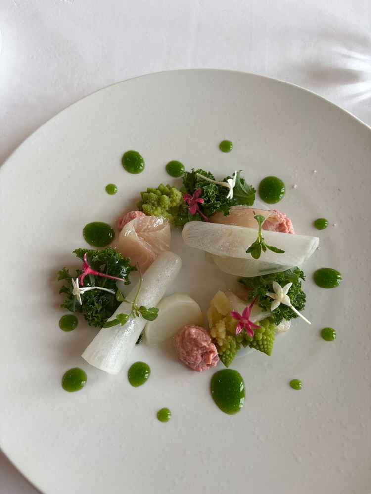 お魚のカルパッチョはさっぱりしてて食べたことのない味で美味しかったです。