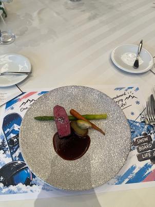 試食のお肉料理。北海道産の野菜がとても甘くて美味しかったです。