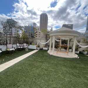 ガーデンもこじんまりしている。人工的な植物が多いのでちゃっちさは否めない