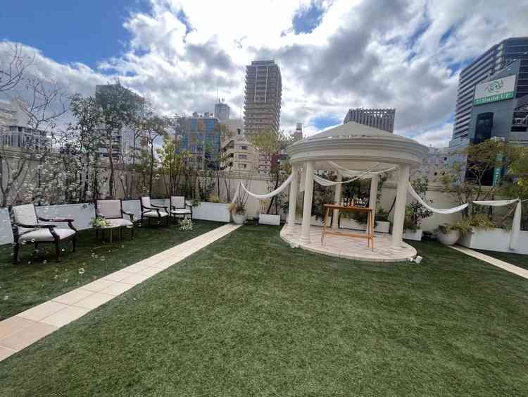 ガーデンもこじんまりしている。人工的な植物が多いのでちゃっちさは否めない