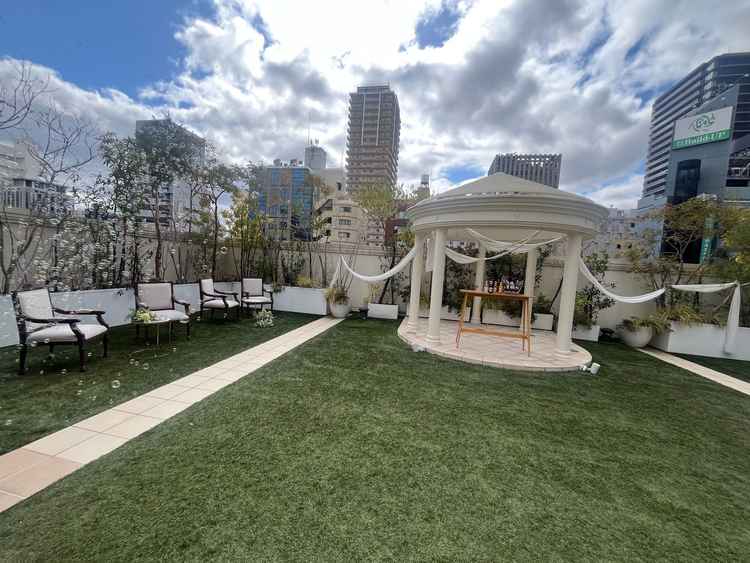 ガーデンもこじんまりしている。人工的な植物が多いのでちゃっちさは否めない