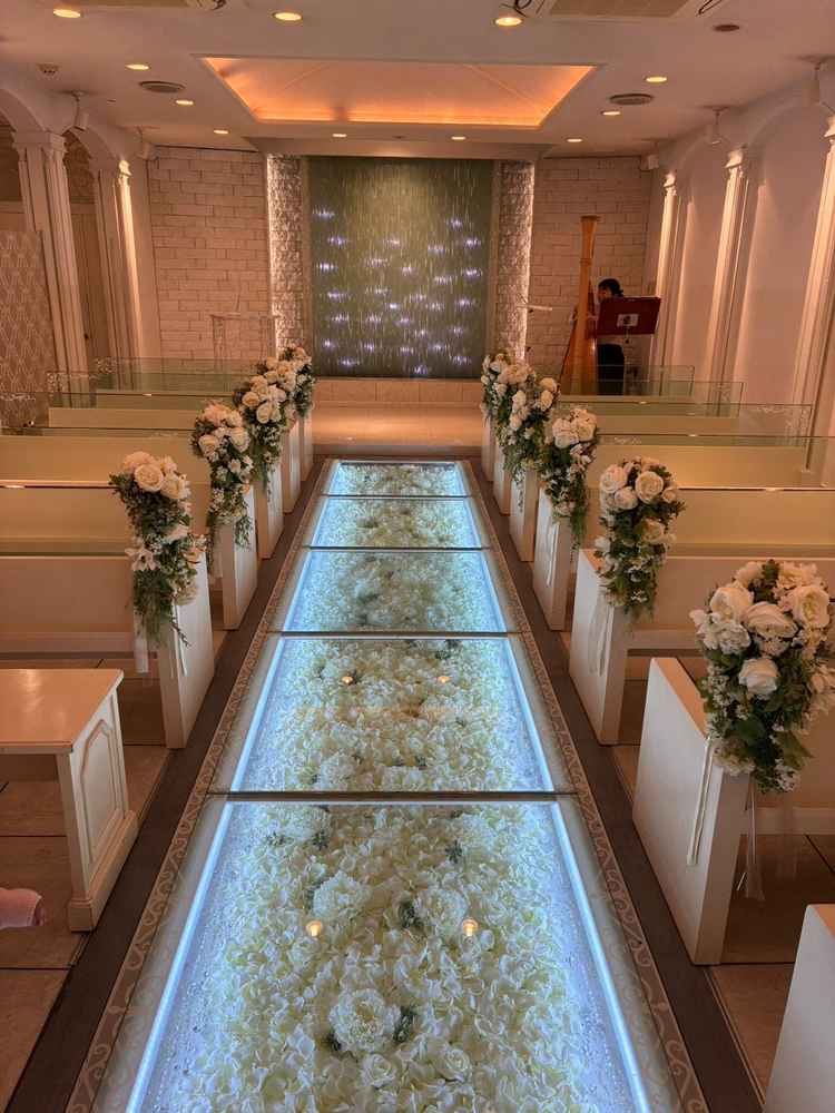 チャペル、バージンロードの花がとても可愛く、そしてぐっと華やかな印象を高めてくれています。