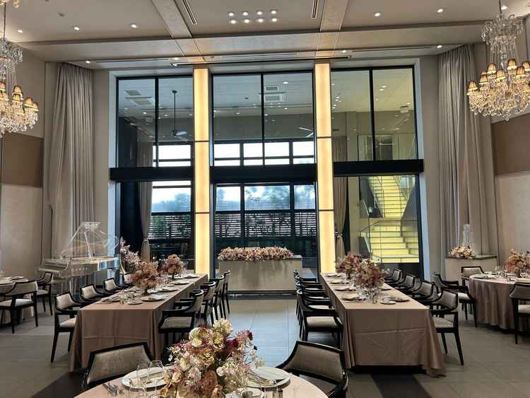 披露宴会場「シャイン」の写真。シックな雰囲気の中に豪華さがある会場だった。