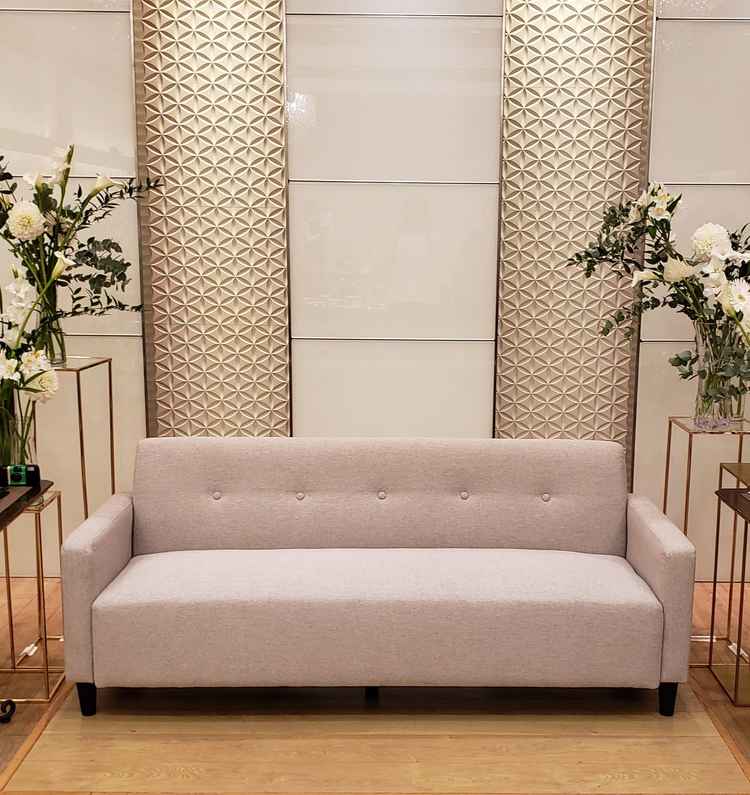 披露宴会場。白を基調とした披露宴会場。ソファ席かテーブル席か選べるとのことで自由度が高いと感じた。