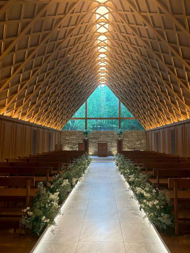 挙式会場の一つ。木目を基調としたデザインで落ち着いた雰囲気であった。