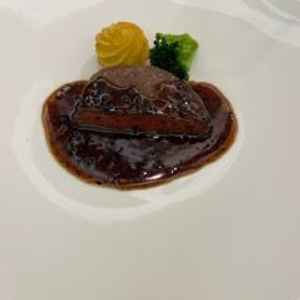 和牛フィレ肉のトリュフソースがけ。実際に披露宴で提供されるものが試食できた