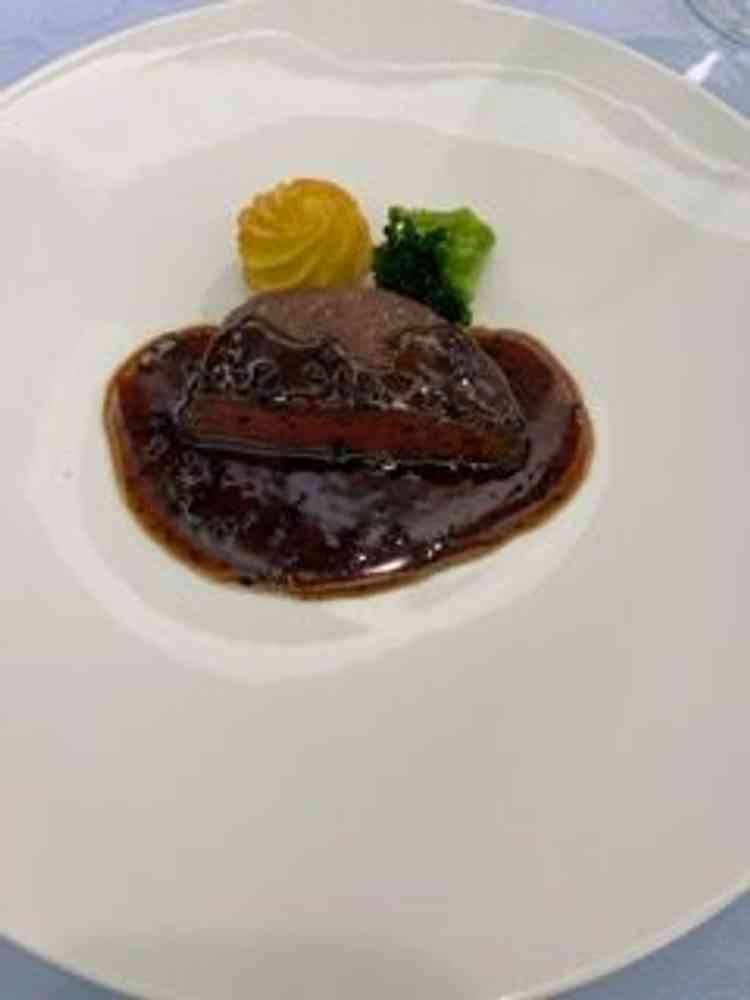 和牛フィレ肉のトリュフソースがけ。実際に披露宴で提供されるものが試食できた