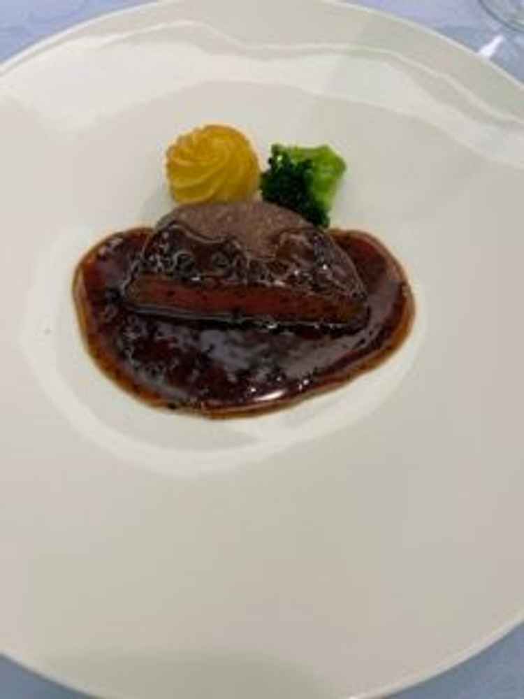 和牛フィレ肉のトリュフソースがけ。実際に披露宴で提供されるものが試食できた