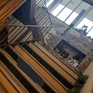 2階に続く階段です。黒板があってメッセージが書き込めるのも良いですし、自分達の好きな飾りも出来ます。