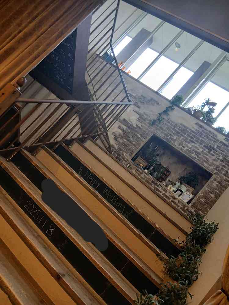 2階に続く階段です。黒板があってメッセージが書き込めるのも良いですし、自分達の好きな飾りも出来ます。