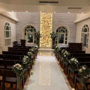 祭壇頭上は2回の披露宴会場につながる吹き抜けになっており、とても開放感がありました。