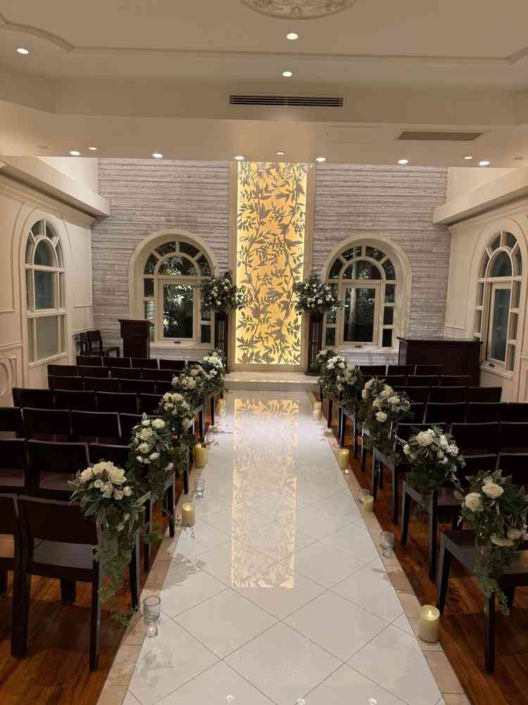 祭壇頭上は2回の披露宴会場につながる吹き抜けになっており、とても開放感がありました。