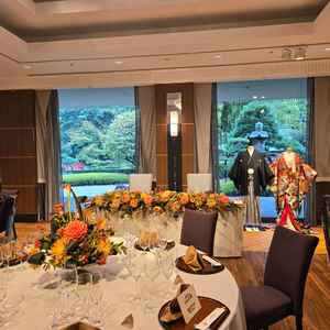 名物の日本庭園が見える披露宴会場。床はフローリング。