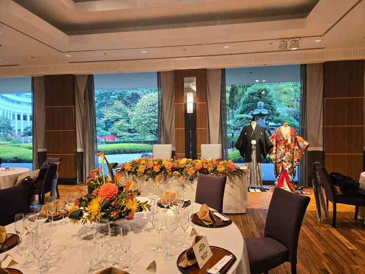 名物の日本庭園が見える披露宴会場。床はフローリング。