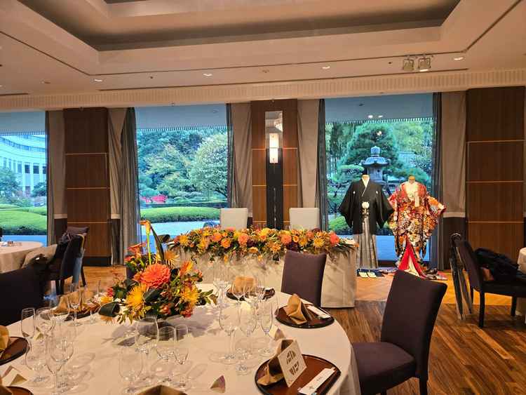 名物の日本庭園が見える披露宴会場。床はフローリング。