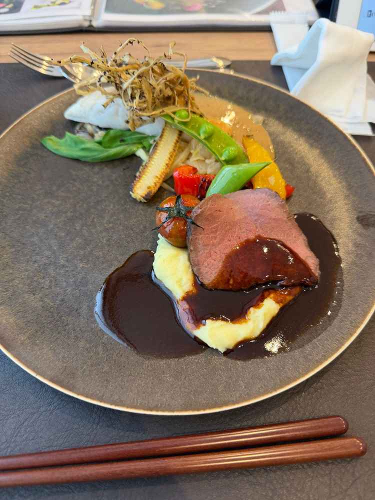 お箸でたべるスタイルの料理で、和の味もあり高齢の方にも喜んでいただけるなと思いました。