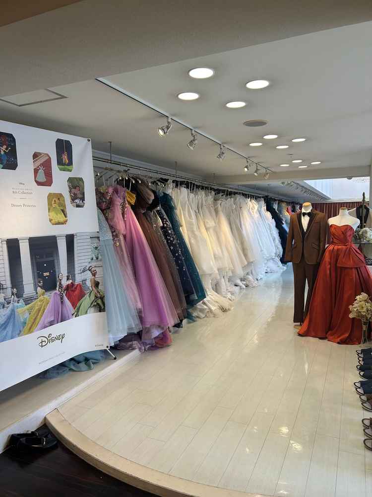 衣装のエリア。同じ建物内に常設されており、今後の打ち合わせの際もスムーズに打ち合わせできると感じた。