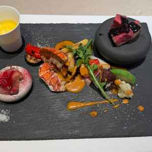 フルコースのワンプレート試食です。お肉が柔らかく美味しかったです。メニューは選ぶ料理毎に値段設定あり