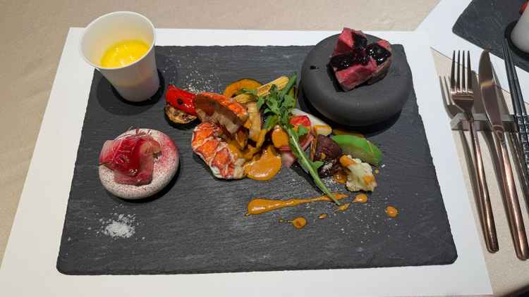フルコースのワンプレート試食です。お肉が柔らかく美味しかったです。メニューは選ぶ料理毎に値段設定あり