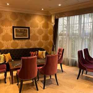 ゲストの待合室の様子。空間が広く、席数も多いため、人数が多くても安心して利用できると思った。