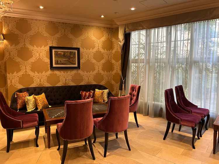 ゲストの待合室の様子。空間が広く、席数も多いため、人数が多くても安心して利用できると思った。