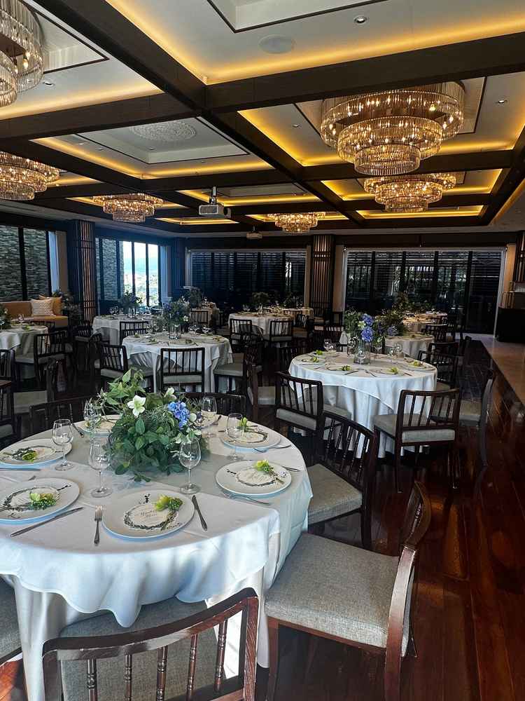 開放感のある広い披露宴会場。シャンデリアが印象的。