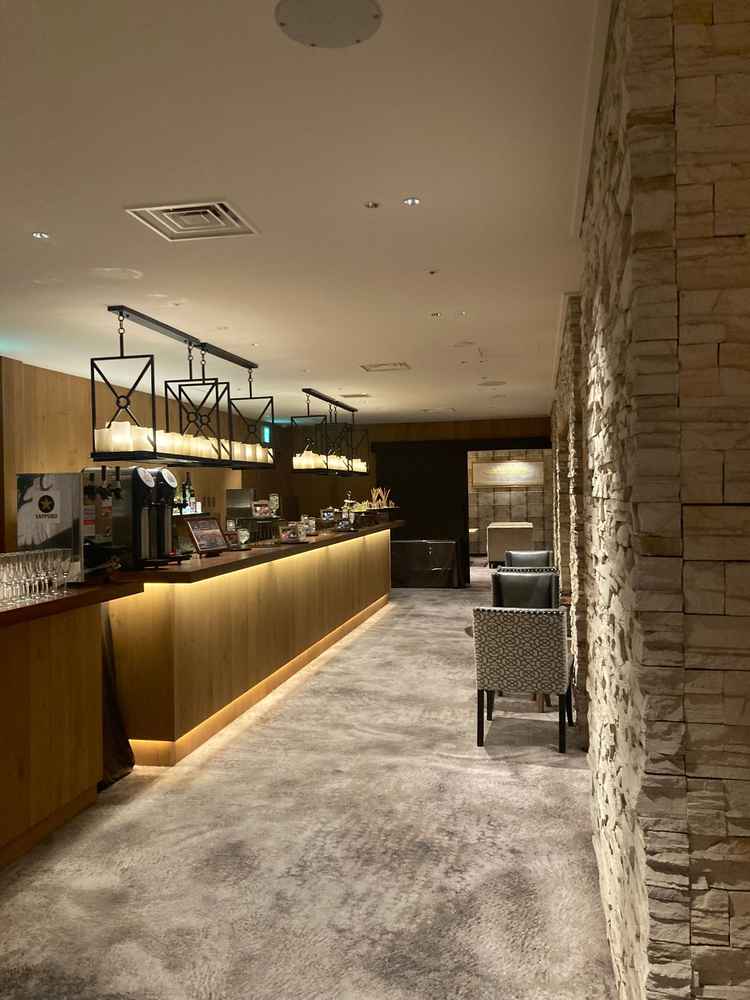 待合スペースのバーカウンター。