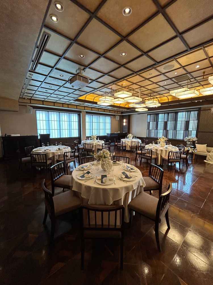 披露宴会場の写真。白と緑と茶色メインで色が理想でした。