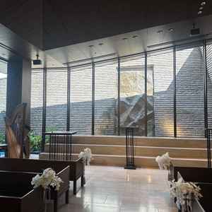 都心にありながも、街感を感じさせないつくりの挙式場。石造がシンプルでかっこいい。