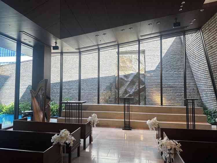 都心にありながも、街感を感じさせないつくりの挙式場。石造がシンプルでかっこいい。