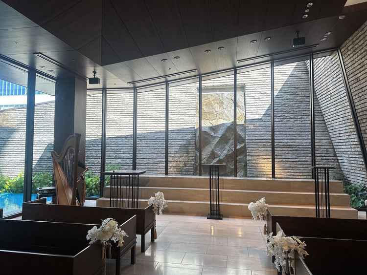 都心にありながも、街感を感じさせないつくりの挙式場。石造がシンプルでかっこいい。