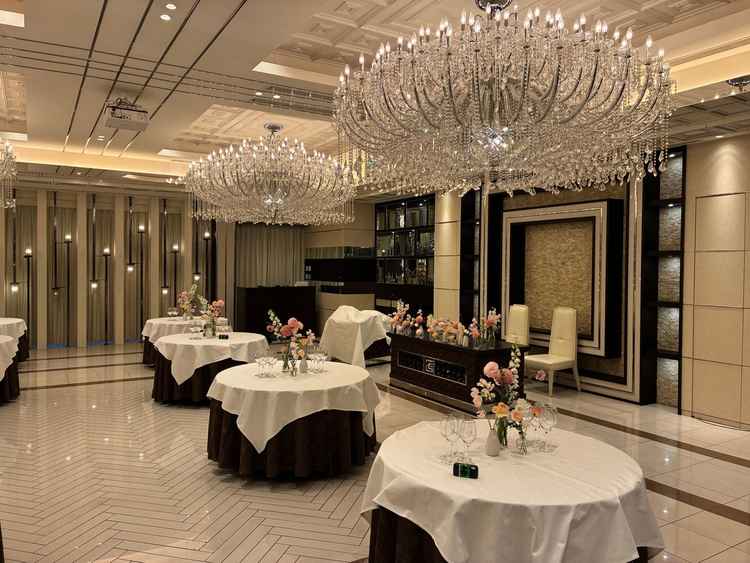 披露宴の会場です。シャンデリアがゴージャスでした。