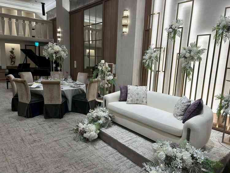 披露宴会場。高砂からは全体を見回せます。後ろの壁の部分もシンプルでありながら洗練された印象です。