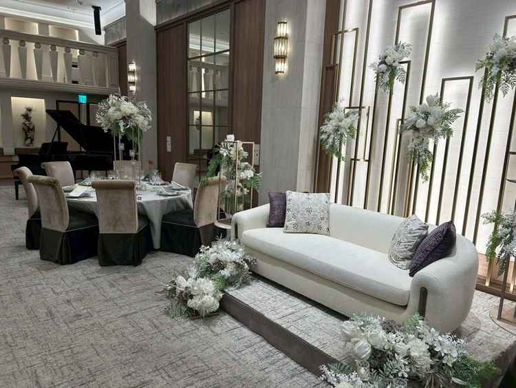 披露宴会場。高砂からは全体を見回せます。後ろの壁の部分もシンプルでありながら洗練された印象です。