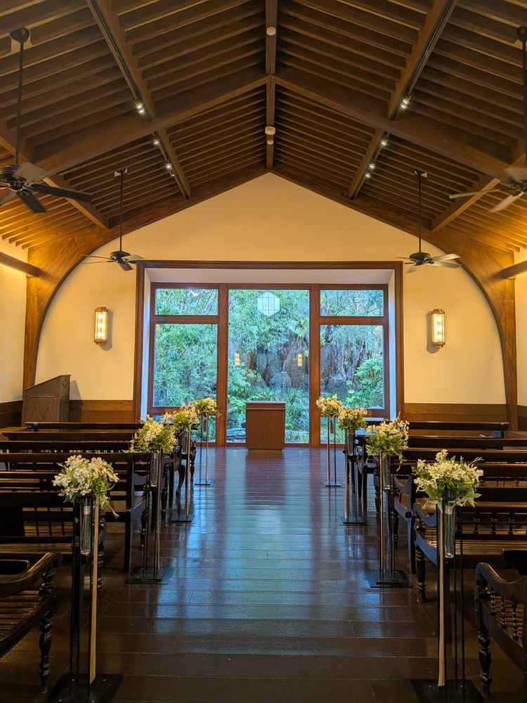 チャペル(小さい方)奥の滝に自然を感じる