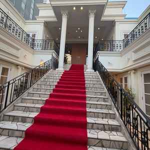 チャペル前大階段。ドレスが映える大きく長い階段だった。