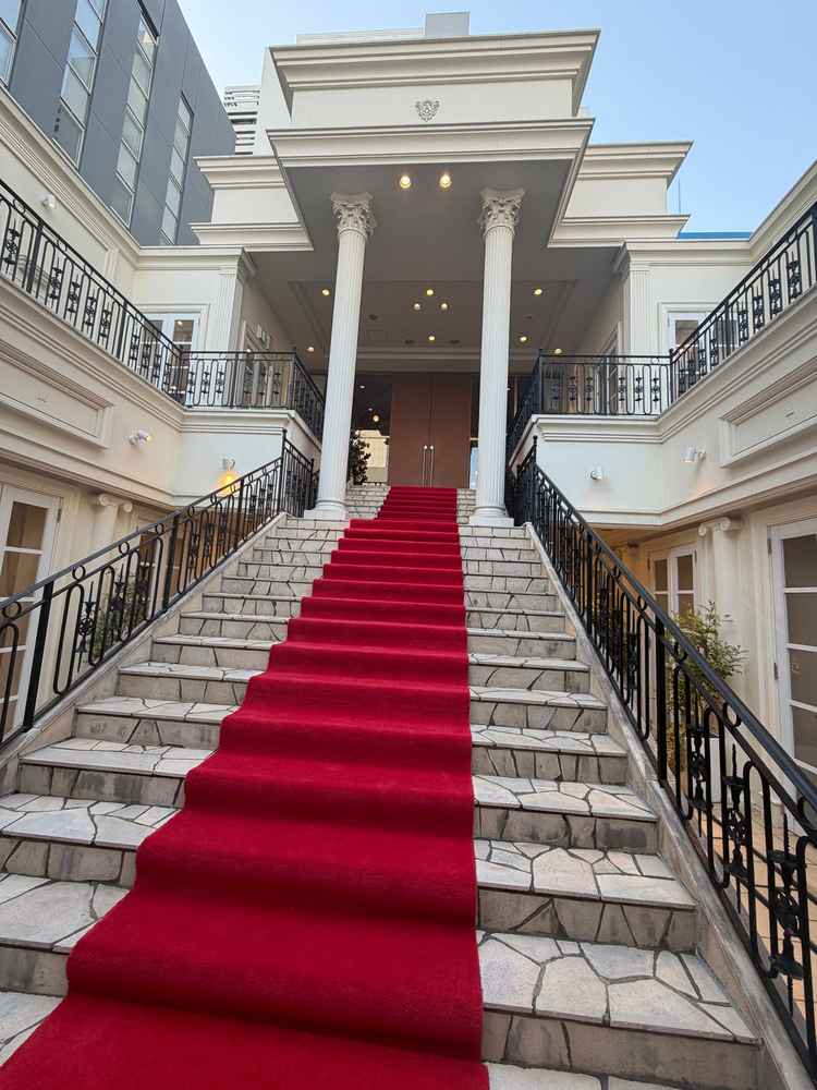 チャペル前大階段。ドレスが映える大きく長い階段だった。