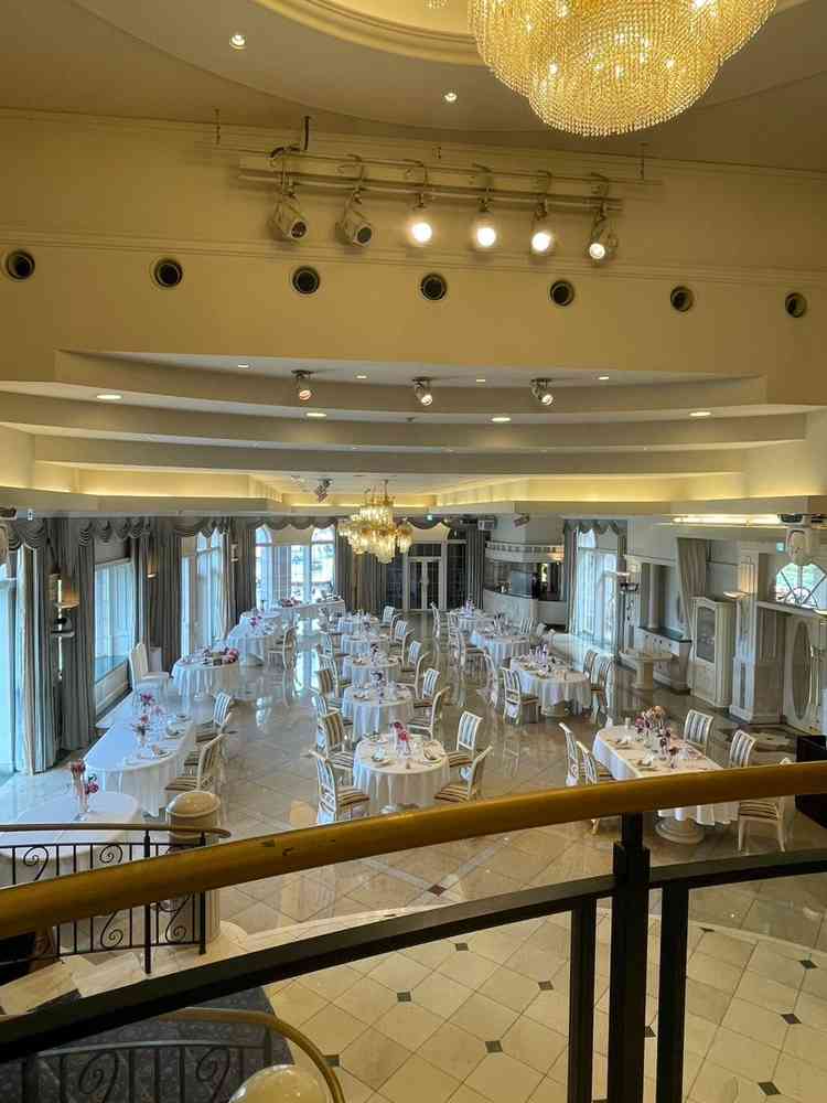 披露宴会場。大人数用の披露宴会場で、窓から信濃川が見えて素敵でした。