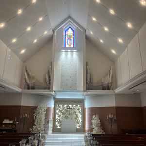 チャペル正面から。天井が広くステンドグラスが綺麗。また会場も横に広い。